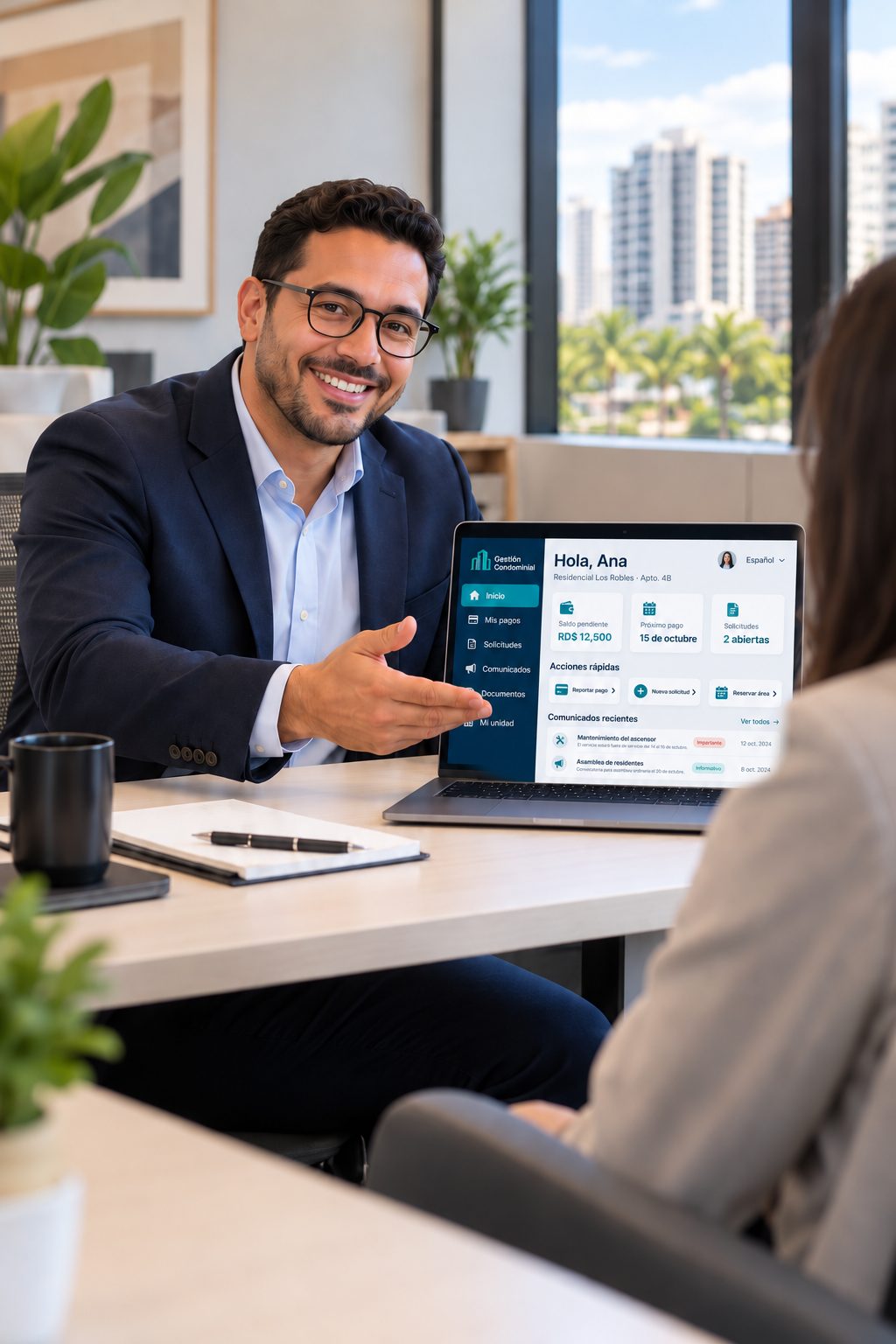 Asesor sonriente mostrando la plataforma en una laptop a un cliente