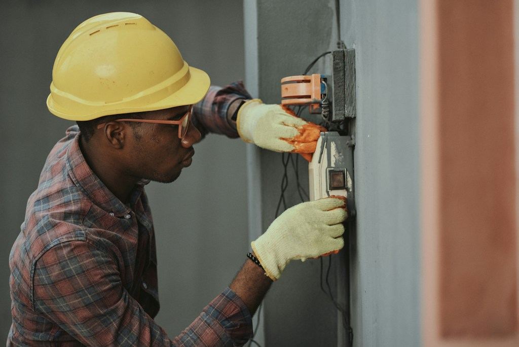 Técnico de mantenimiento trabajando